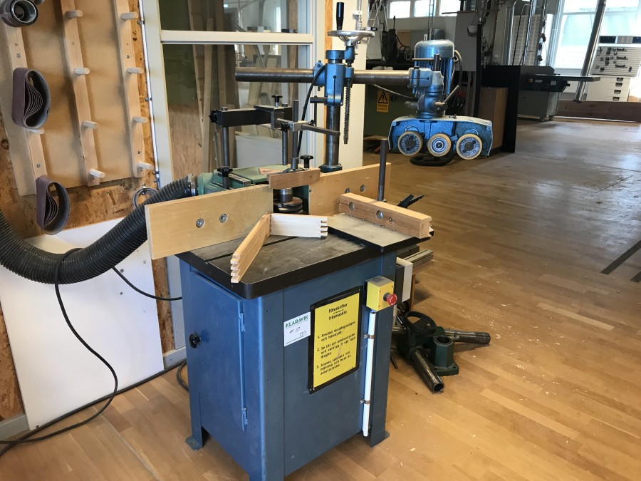 Bordsfräs med matarverk