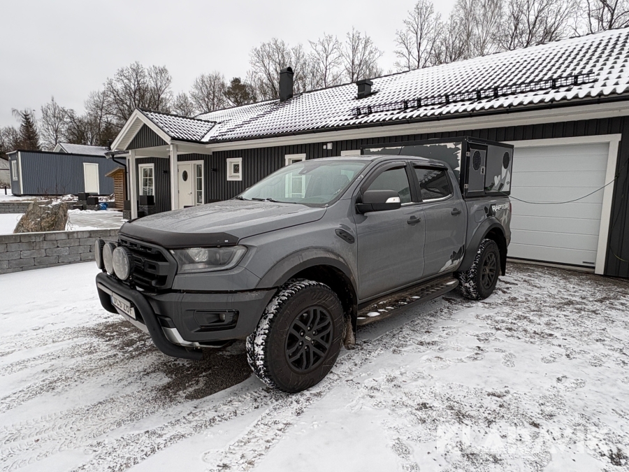 Pickup Ford Ranger Raptor med VT metall hundkåpa