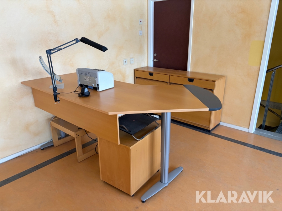 Arbetsstation med höj och sänkbart bord. Kinnarps