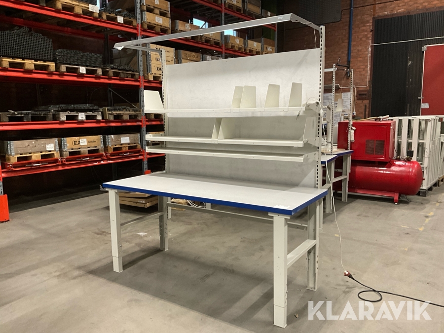 Arbetsbord med hyllor och LED belysning