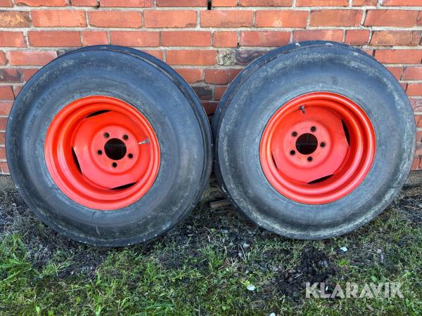 2 st däck med fälg Pirelli 12,5/80-18 bakhjul till skördetröska