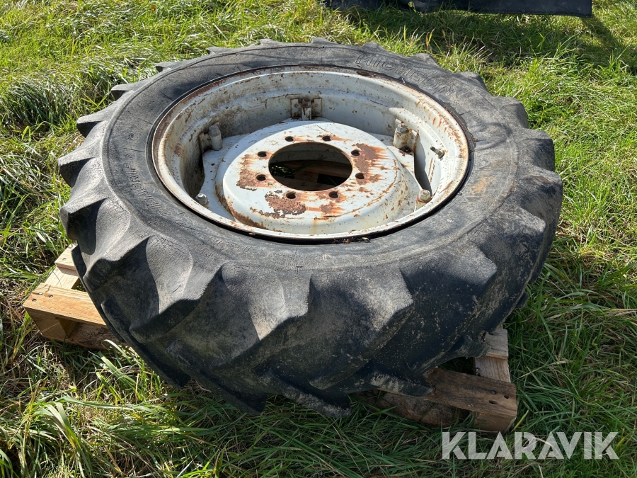 Traktordäck på fälg Michelin 13,6-28