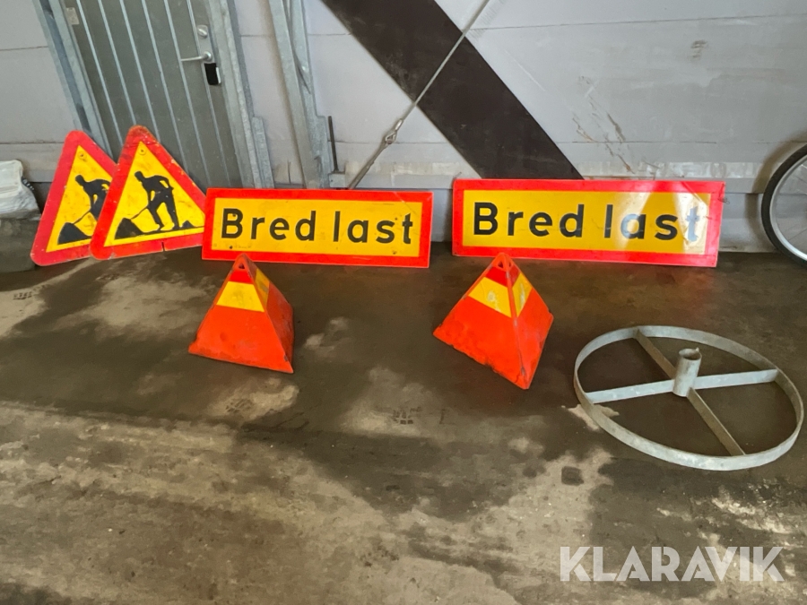 Diverse skyltar, koner och skyltfot 