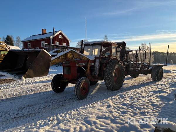 Traktor Volvo BM T 600 med frontlastare och timmervagn