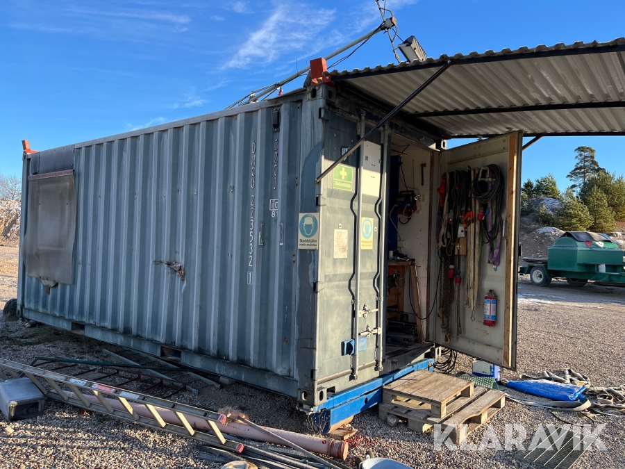 Personal/verkstadsbod på växlarram med inventarier