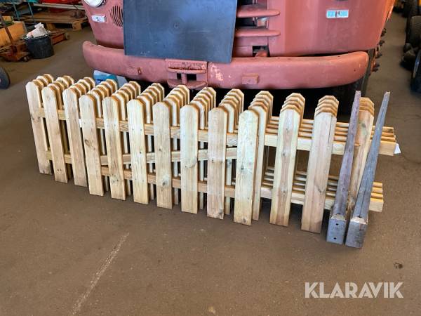 Staketsektioner med grind tryckimpregnerade