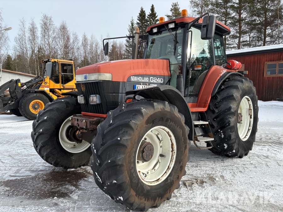 Traktor New Holland G240
