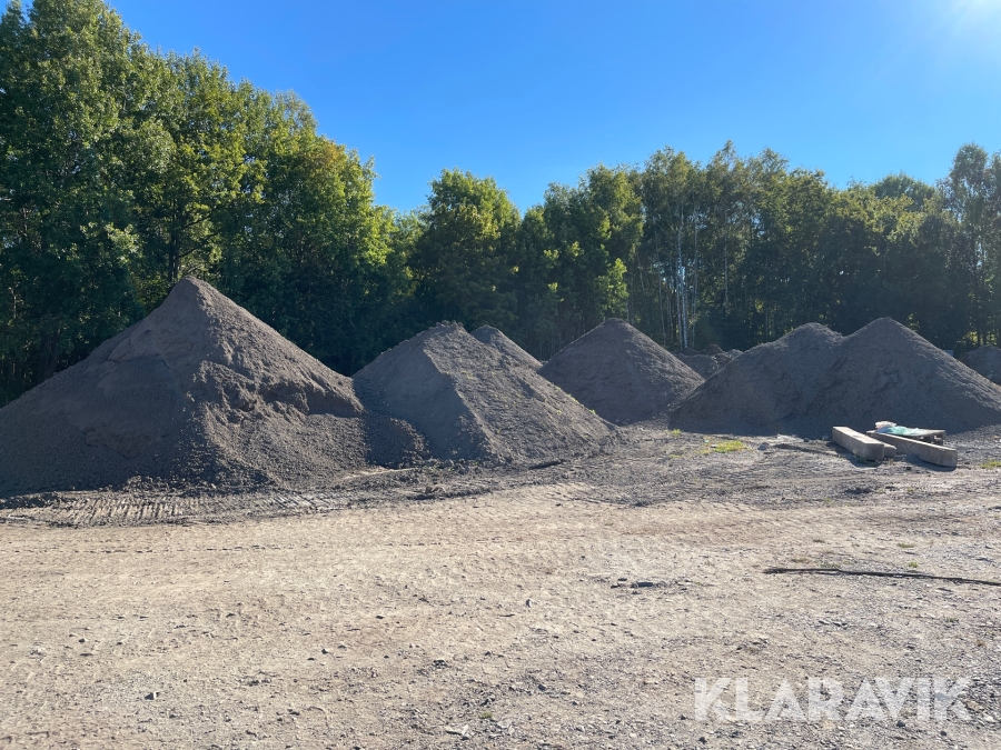 Harpad anläggningsjord ca 150 m3