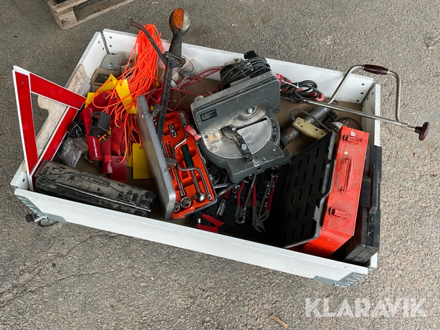 Diversepall med verktyg