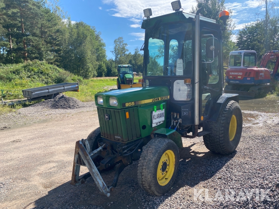 Kompakttraktor John Deere 955 4WD med flera redskap
