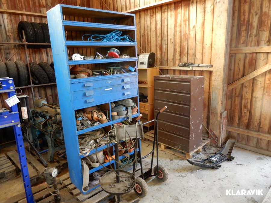 Plåtskåp, spännband, säckkärra, arbetslampa