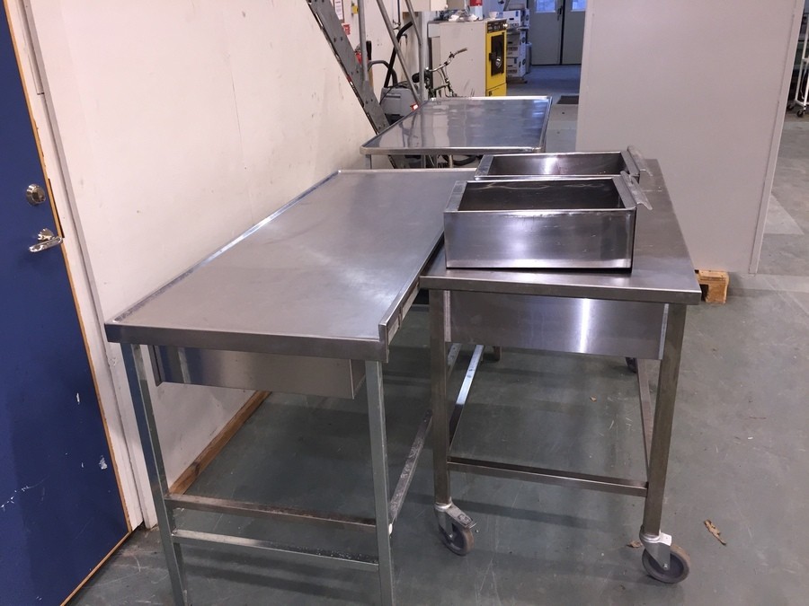 3st Rostfria arbetsbänkar för storkök