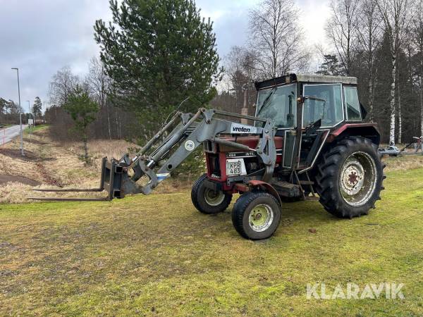 Traktor International 484 med frontlastare och pallgafflar