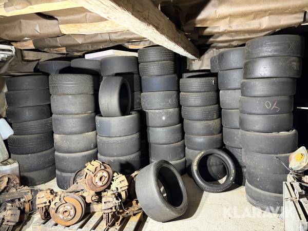 Parti med Slicks/regndäck till tävlingsbil ca 50 st
