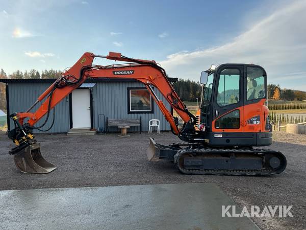 Grävmaskin Doosan DX63-3 med tiltrotator och skopor