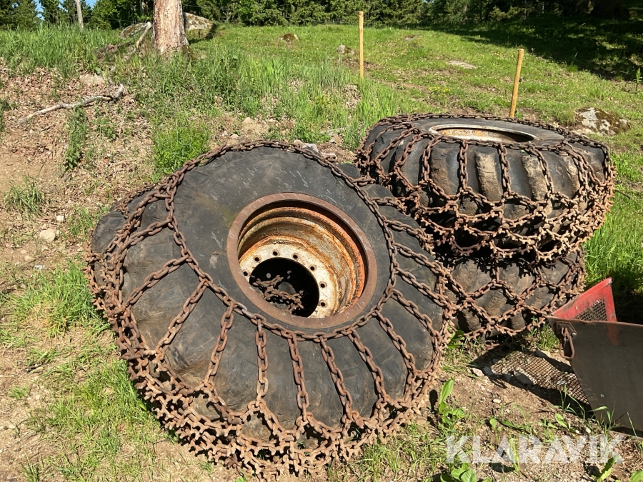 Skogsdäck Nokian 23.1-26 med kedjor 4st