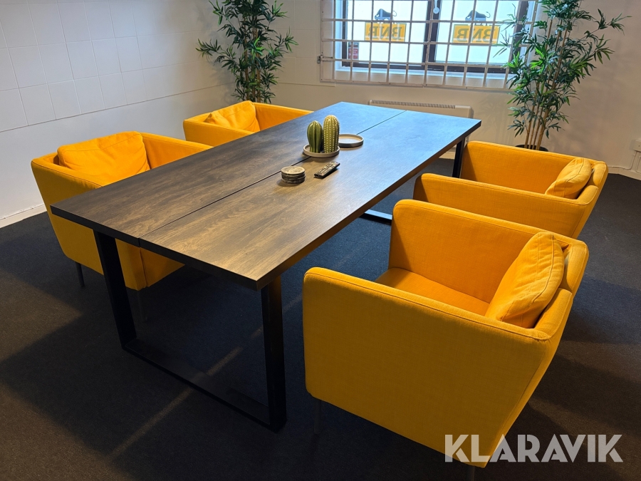 Konferensbord med stolar