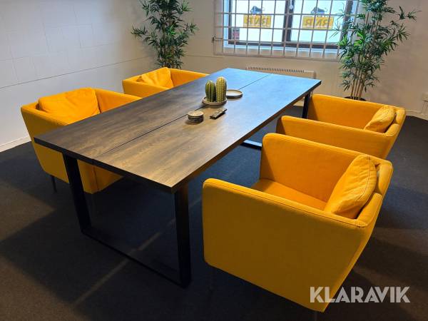 Konferensbord med stolar
