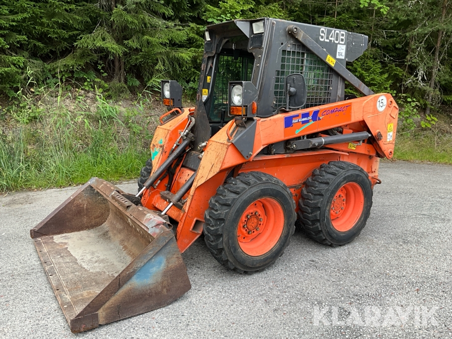 Kompaktlastare Fiat Kobelco SL40BH med skopa och gafflar