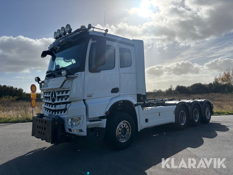 Lastväxlare Mercedes-Benz Arocs 3253 Tridem, plogutrustad
