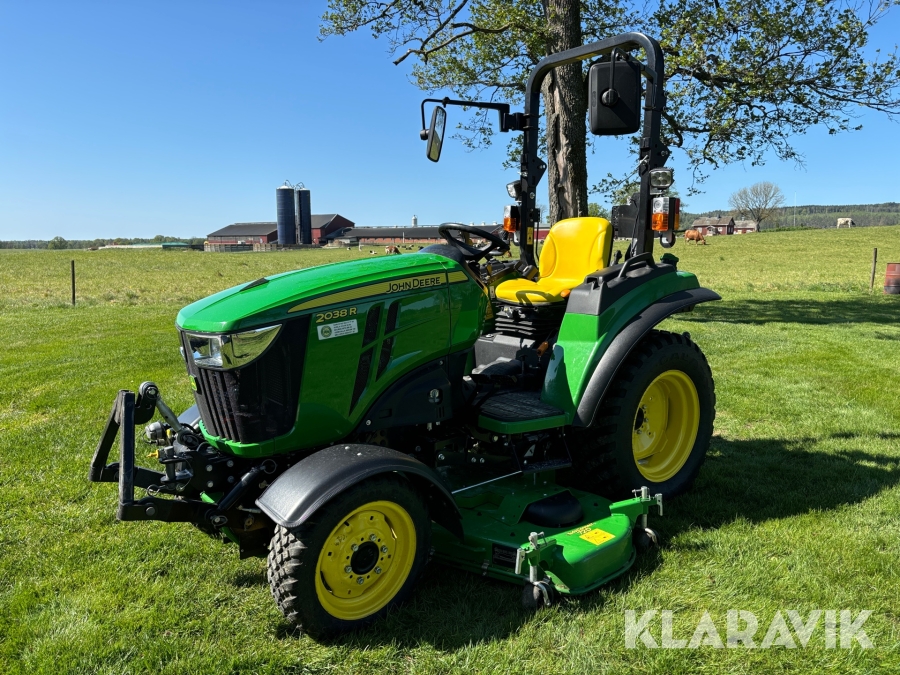 Traktor John Deere 2038R