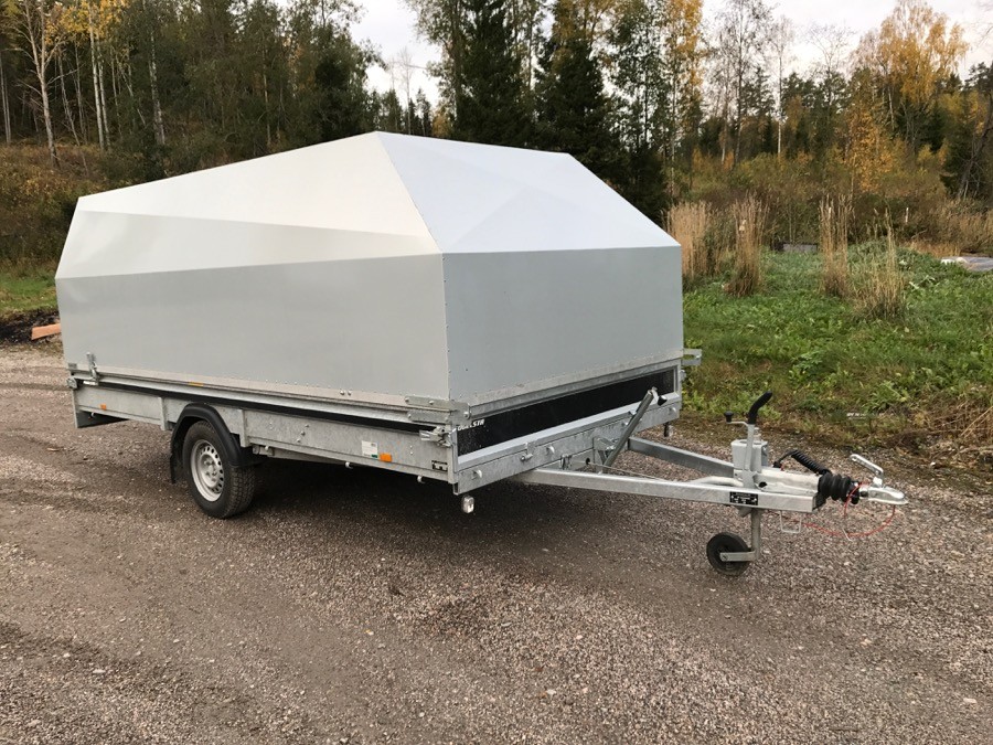 Klaravik Auktioner | Bilsläp med kåpa