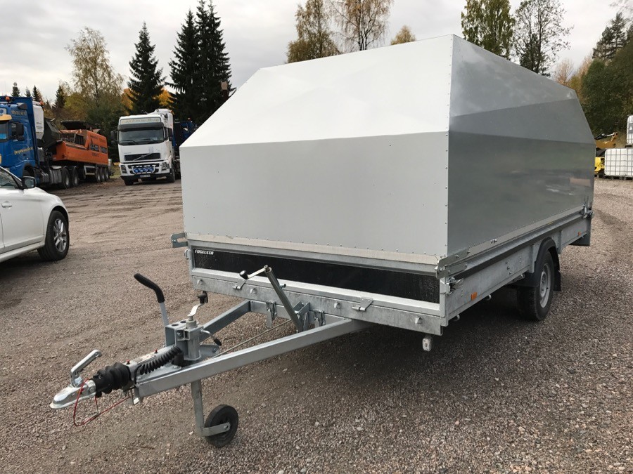 Klaravik Auktioner | Bilsläp med kåpa