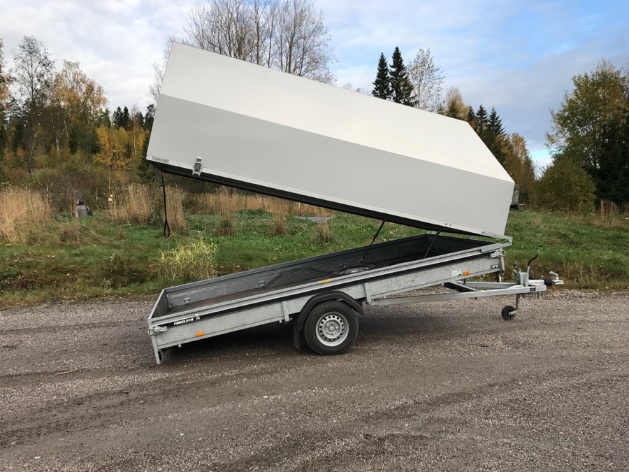 Klaravik Auktioner | Bilsläp med kåpa