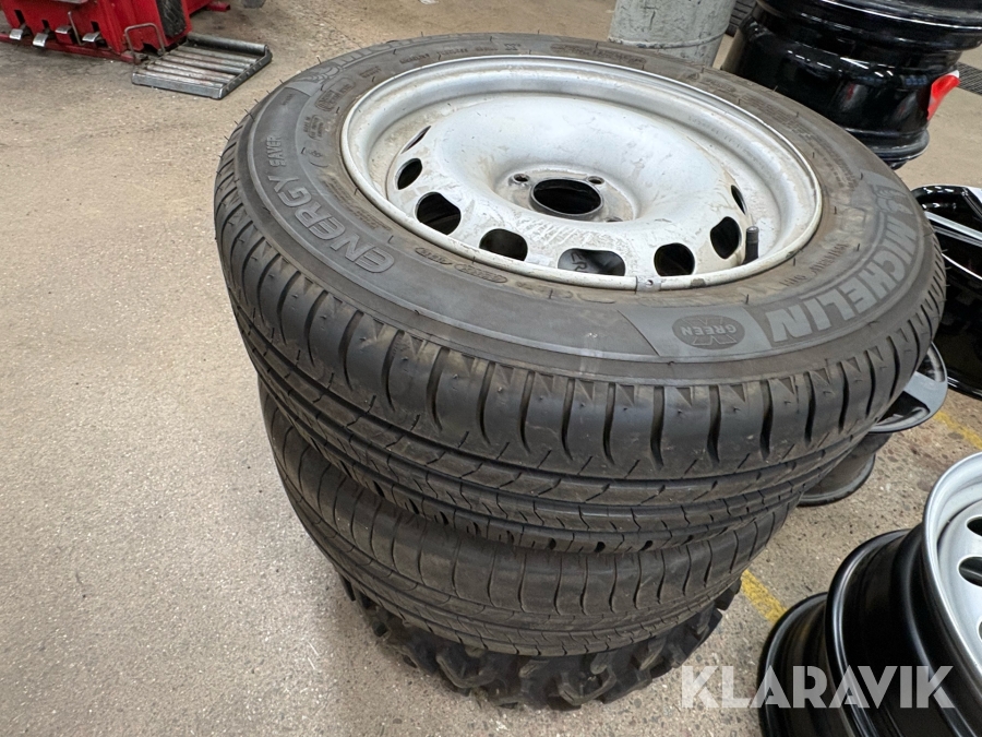 Diverse däck och fälgar 3st