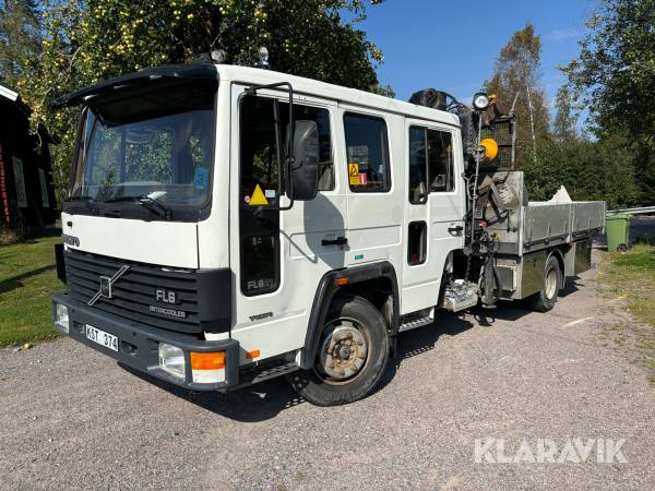 Lastbil Volvo FL611 4X2 med dubbelhytt, flak och kran