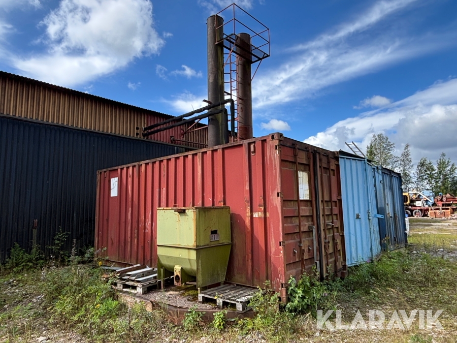 Panncentral med oljebrännare och vedpanna I containersystem