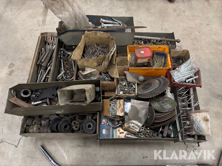 Pall med diverse spik och bult