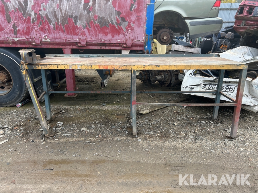 Arbetsbänk med skruvstäd