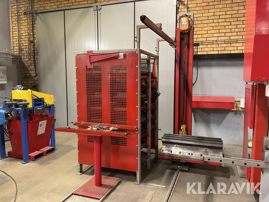 Verkstadsmagasin med traverse