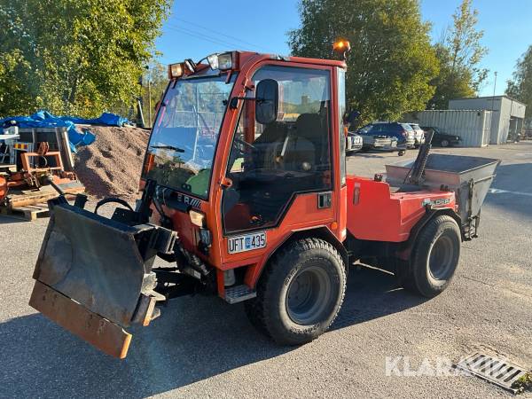 Redskapsbärare Holder C-trac 3.42 med vikplog och Sandspridare