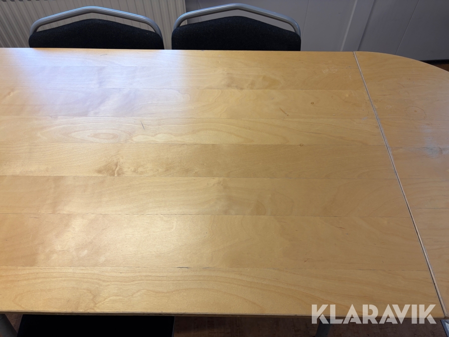 Bord och stolar till personalrum