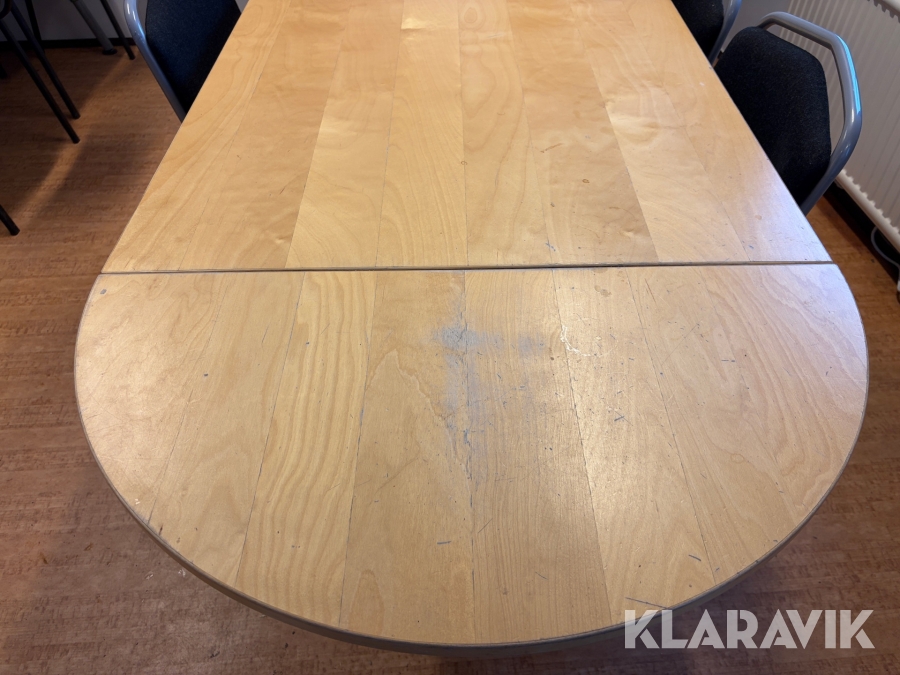 Bord och stolar till personalrum