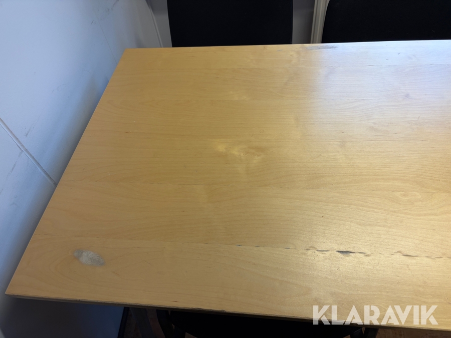 Bord och stolar till personalrum