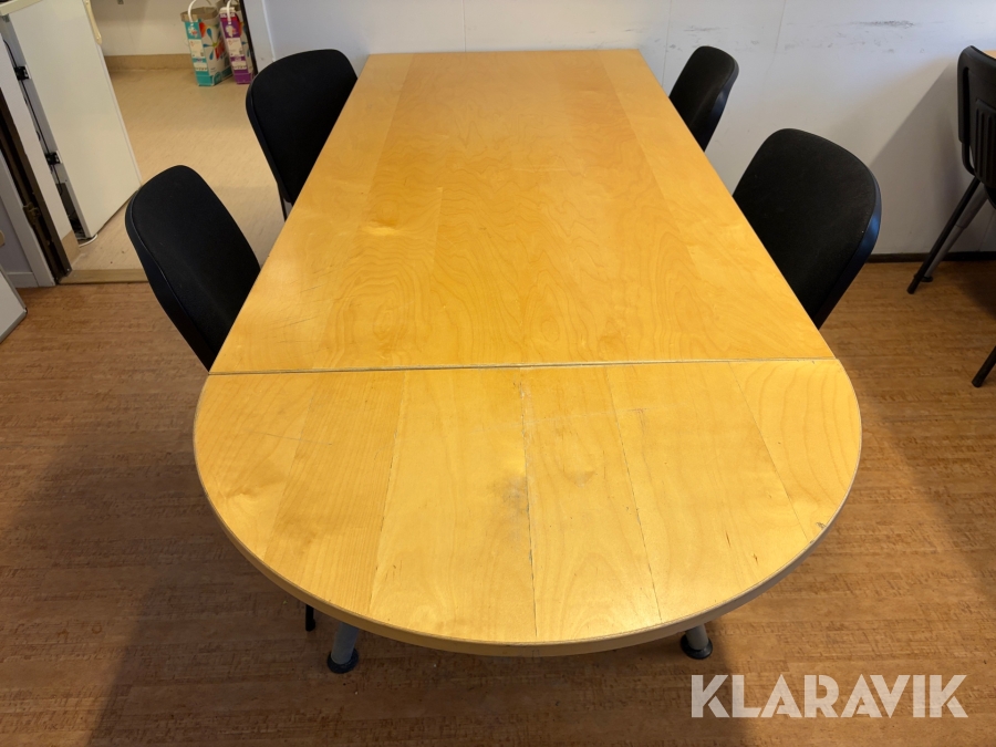 Bord och stolar till personalrum