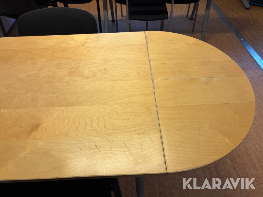 Bord och stolar till personalrum