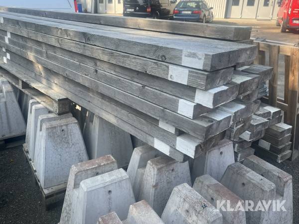 Parkeringsplintar 96st med tillhörande plankor