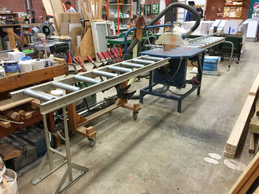 Byggsåg med sågbord