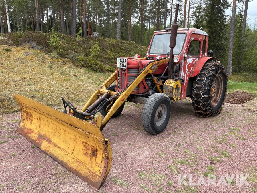 Veterantraktor Massey Ferguson 65 vinterutrustad