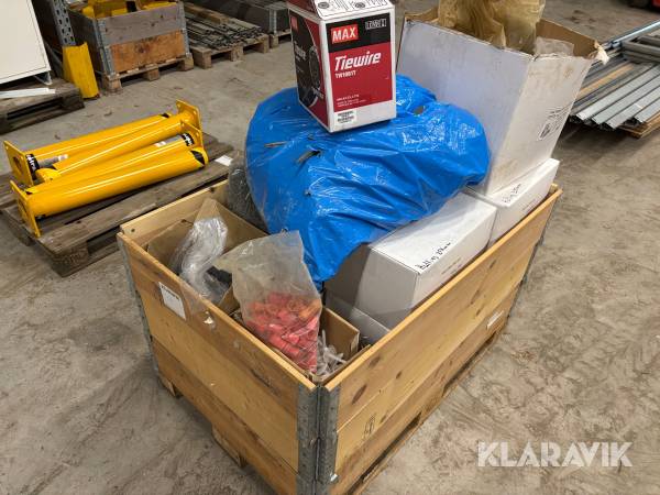 Pall med diverse fästelement/distanser för isolering/betong