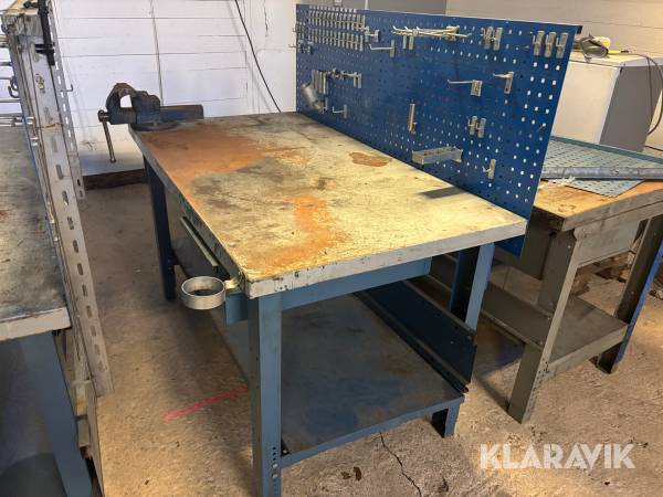 Arbetsbänk med verktygstavla och skruvstäd