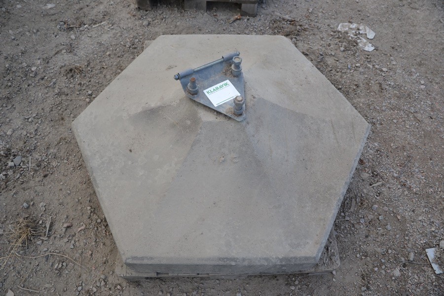 Flaggstångsfot i betong