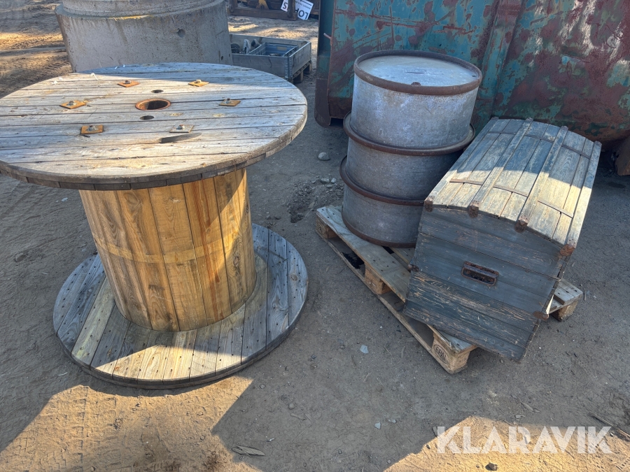Oljefat, träkista & kabeltrumma
