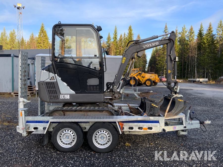 Minigrävare Volvo EC15BXTV med släp och flera redskap