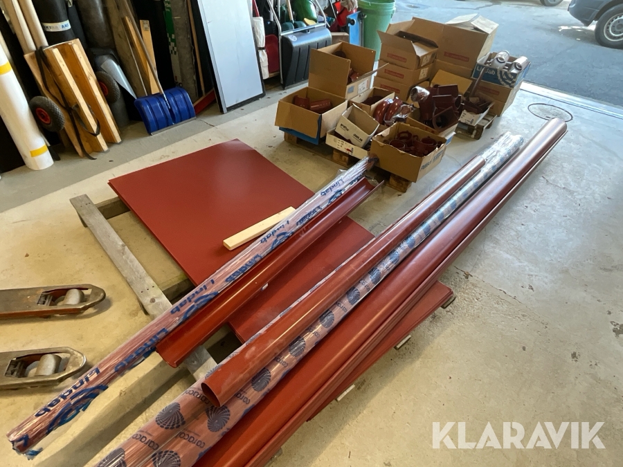 Hängrännor / plåtar och detaljer röda