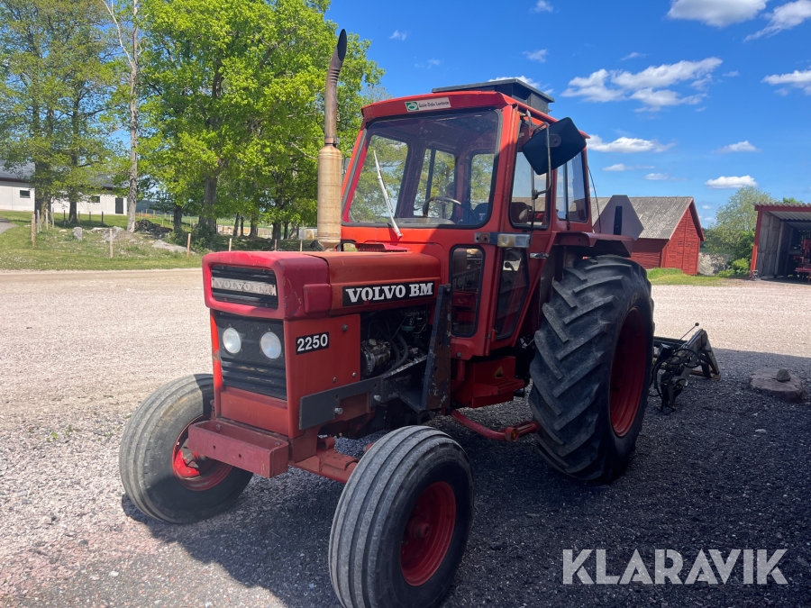 Traktor Volvo BM 2250 med lastare och redskap
